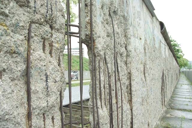 Berlin Wall 01, photograph by John Yotko