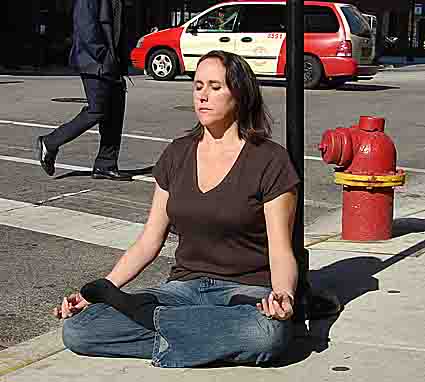 Kuypers meditating at a bus stop in Chicago 05/20/09