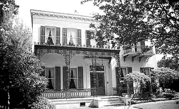 b&w of pink house in New Orleans
